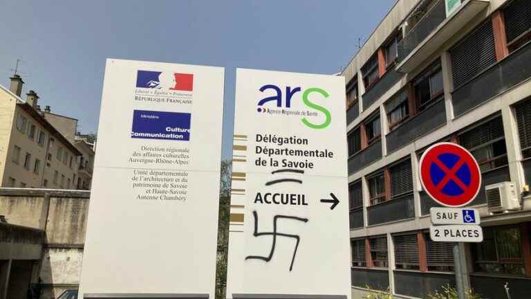 The premises of the regional health agency were vandalized Tuesday morning in Chambéry