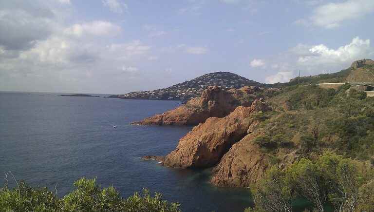 The road to the Corniche d’Or with the Association des Guides de France.