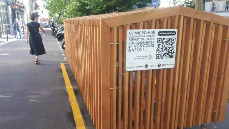 The town hall of Paris is testing micro-warehouses on the sidewalks