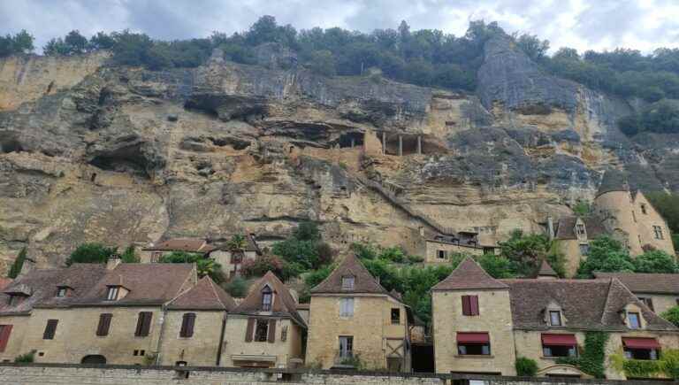 The troglodyte fort overlooks the Dordogne at La Roque Gageac