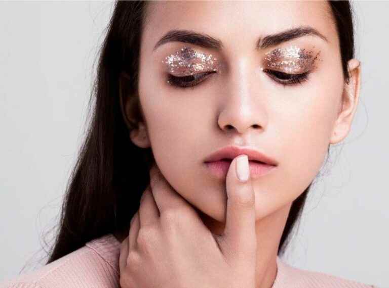 This glittery eye shadow will sublimate your eyes