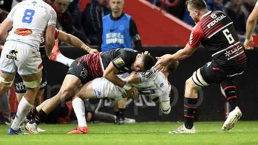 Three days before the Top 14 semi-final, traders from Toulouse and Castres are already competing