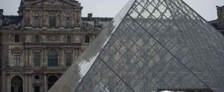 Trafficking in counterfeit banknotes in front of the Louvre Museum in Paris