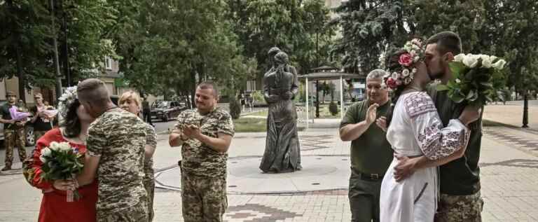 Two young couples of Ukrainian soldiers say “yes” to the sound of sirens