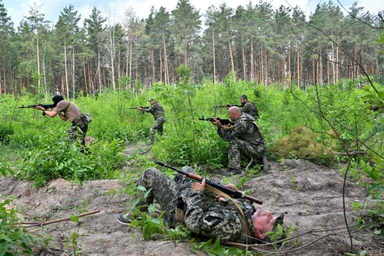 War in Ukraine |  Civilians train with the army for a possible attack in Boutcha