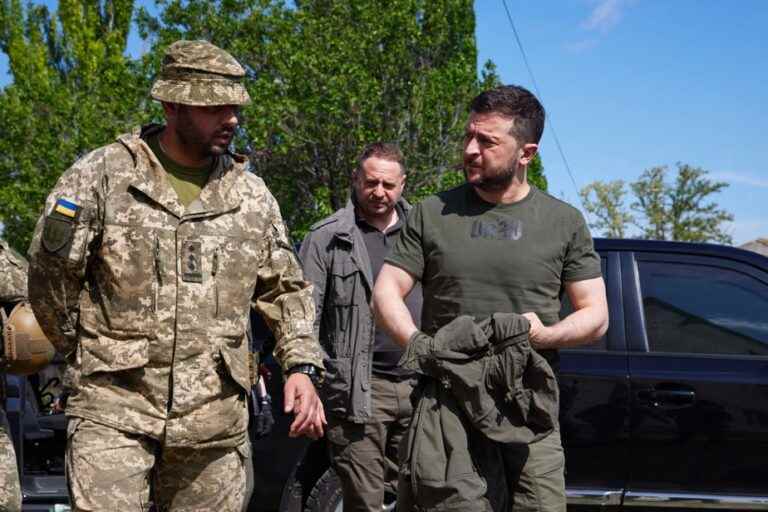 War in Ukraine |  Zelensky visits his troops on the front line in the Donbass