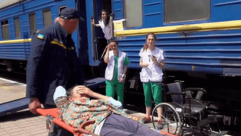 War in Ukraine: a train to escape the conflict in the Donbass