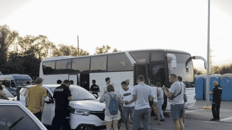 War in Ukraine: civilians flee Kherson