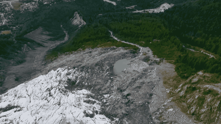 at the foot of the Bossons glacier in Chamonix, the astonishing emptying of a lake