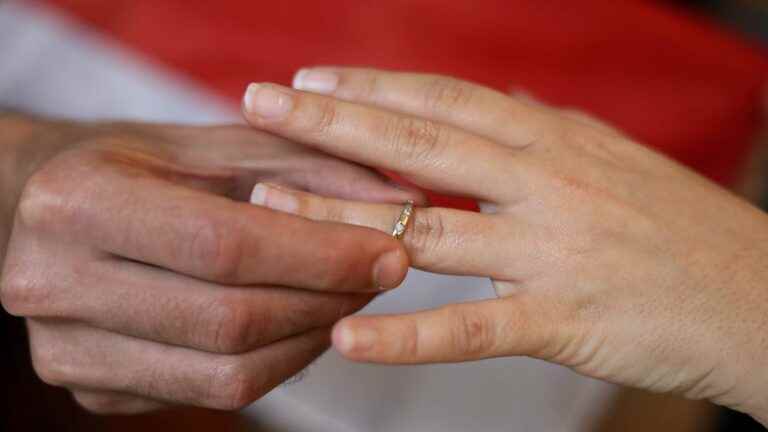 noisy weddings, the town hall raises the tone