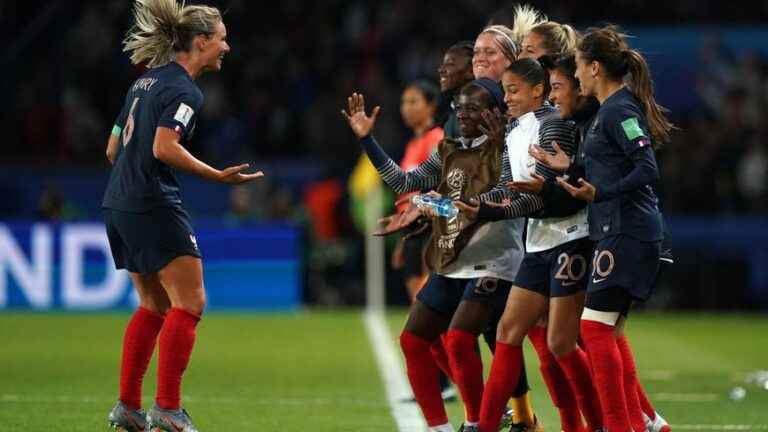 not selected by Corinne Deacon, Amandine Henry has not drawn a line under the Blues