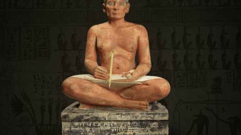 the “Crouching Scribe”, a masterpiece from ancient Egypt that fascinates visitors to the Louvre-Lens