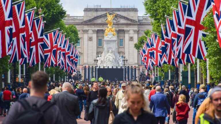 the United Kingdom and the Commonwealth celebrate 70 years of reign, follow and comment on the ceremonies with us