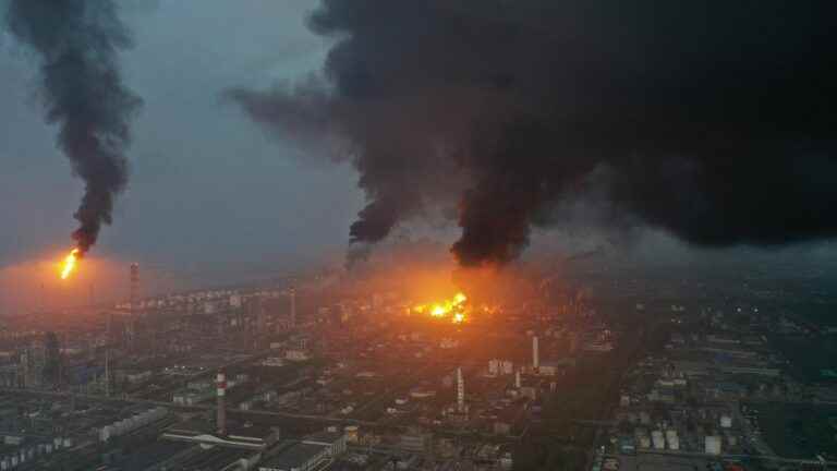 the impressive fire of a chemical factory in Shanghai kills at least one