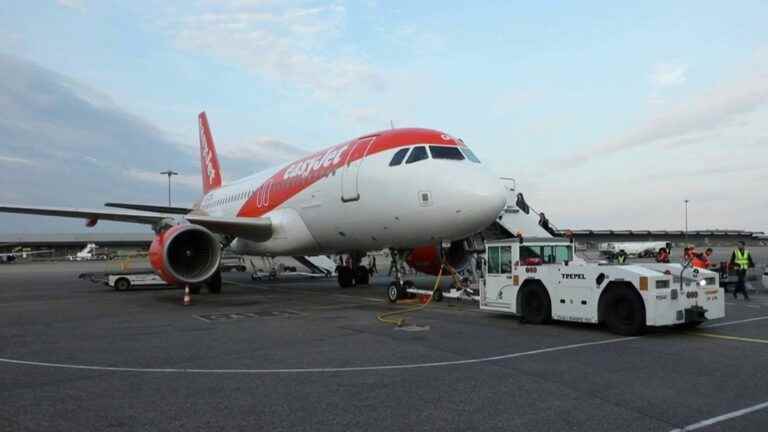 the lack of staff pushes the company EasyJet to cancel flights