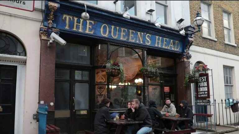 the pub, gathering place and British emblem