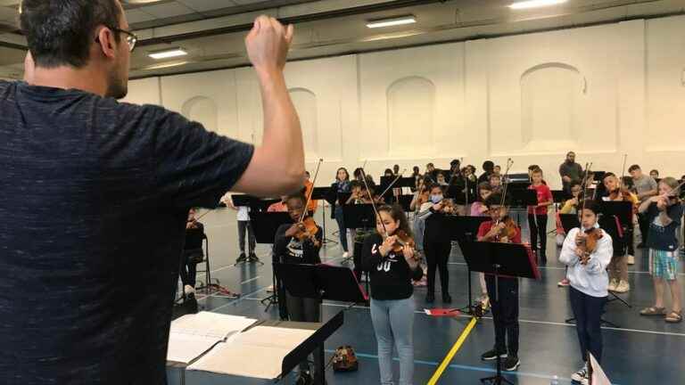 the young apprentice musicians of the Demos orchestra at the Philharmonie de Paris