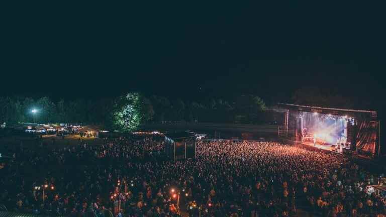 15,000 spectators at Le Foin de la Rue in Saint-Denis-de-Gastines