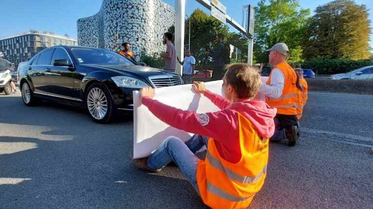 about fifteen activists from “Dernière Rénovation” block the Paris ring road for 10 minutes