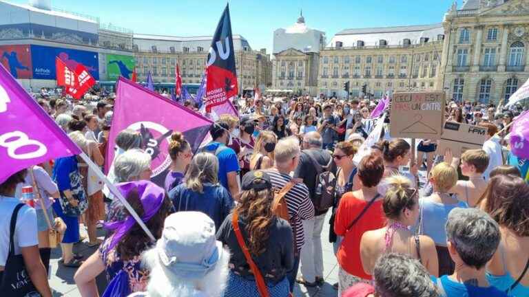 500 people demonstrate in Bordeaux for the right to Voluntary Termination of Pregnancy (IVG)