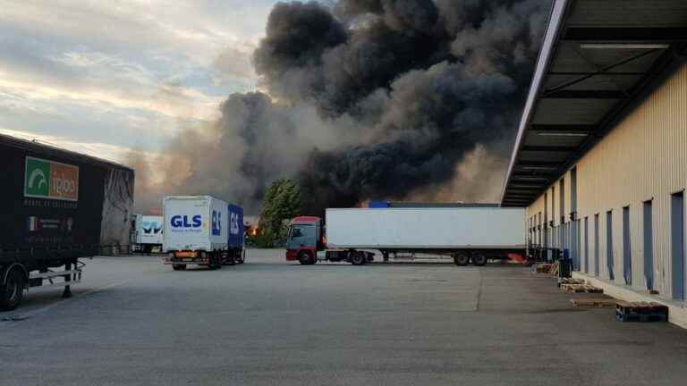 A big fire broke out in the industrial area in Hoerdt