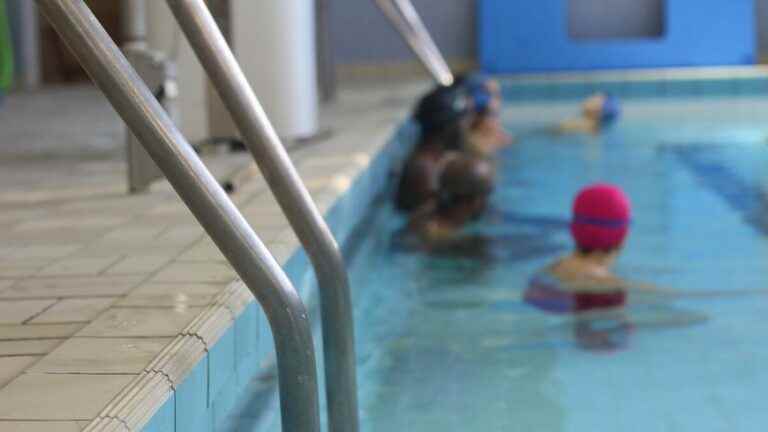 A strike by lifeguards threatens the opening of Parisian swimming pools