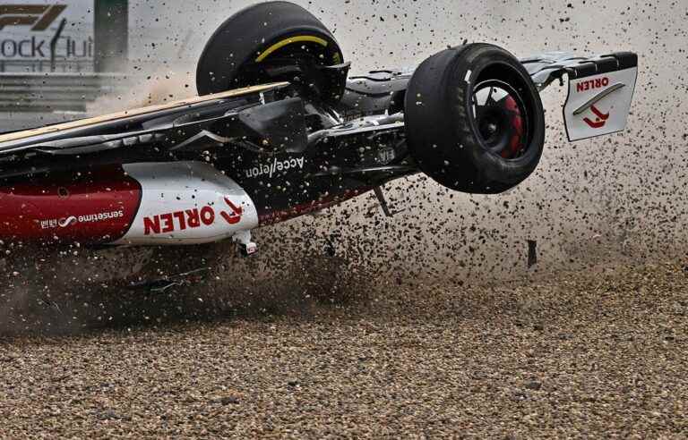 An accident postpones the start of the British Grand Prix