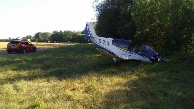 An aircraft makes an emergency landing in a field in Niort, the two occupants unharmed