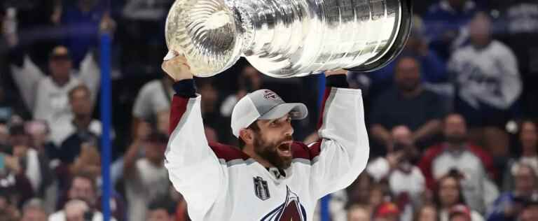 Andrew Cogliano remains with the Avalanche