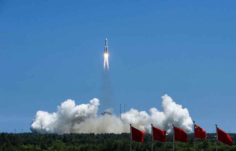 Astronauts enter the new module of the Chinese station