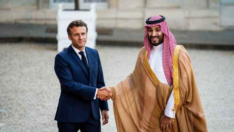 At the Elysée, the long handshake between Emmanuel Macron and Mohammed Ben Salmane, at the heart of a controversial meeting