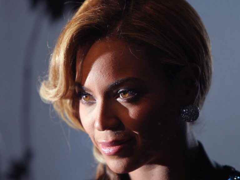 Beyoncé publishes a photo of her in bed with her children and the Web is shocked by a detail!