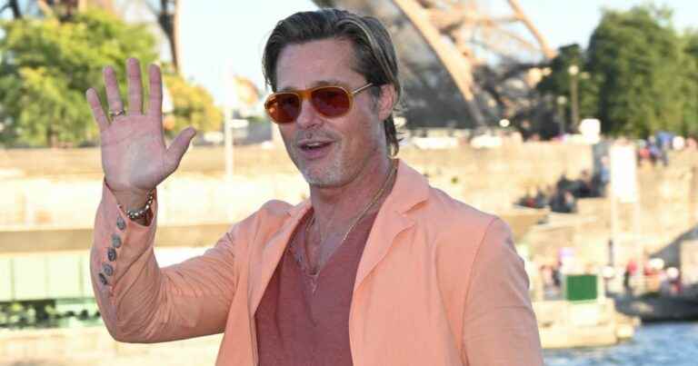 Brad Pitt in Paris: Sexy and joking, he surprises in a salmon pink suit alongside ultra-sexy Joey King