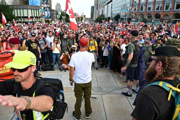 Canada Day |  A police officer attacked during the first overflows