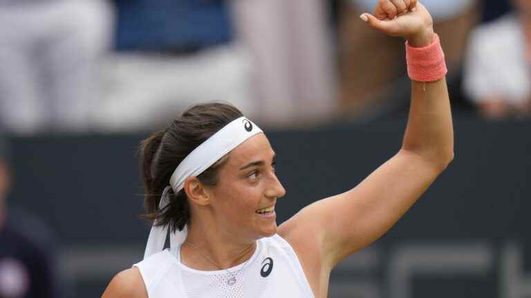 Caroline Garcia eliminates world No. 1 Iga Swiatek in the quarter-finals in Warsaw