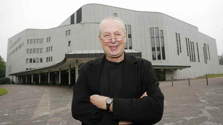 Conductor Stefan Soltesz succumbs to illness in the middle of a concert in Munich