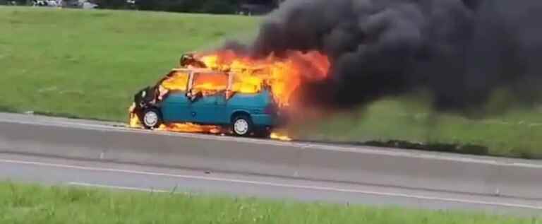 [EN IMAGES] Boisbriand: a moving vehicle catches fire on Highway 15 North