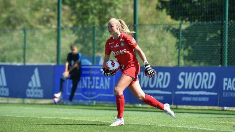 Emily Burns the new goalkeeper of the DFCO footballers