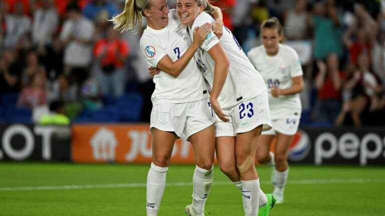 England humiliate Norway to advance to quarter-finals