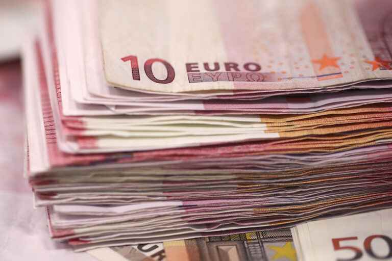 Euro lowest level against US dollar for 19 years