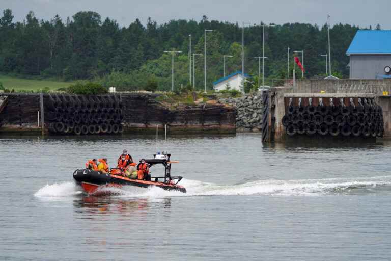 Ferry burnt down in the Maritimes |  The fire still active after one day