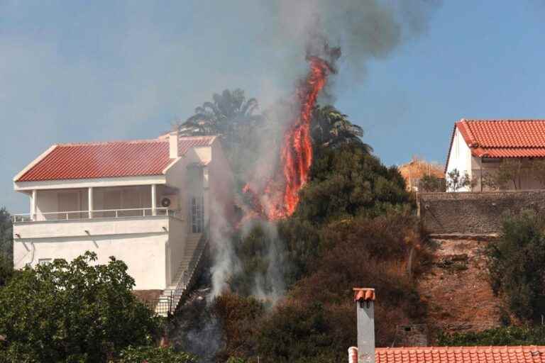 Greece |  A fire forces the evacuation of hundreds of tourists and residents