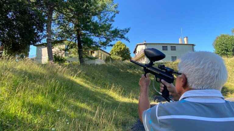 He shoots with a paintball gun to fight against processionary caterpillars in the Dordogne