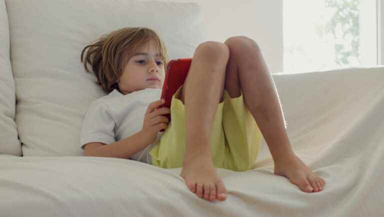 How can I prevent my child from spending his summer in front of screens?