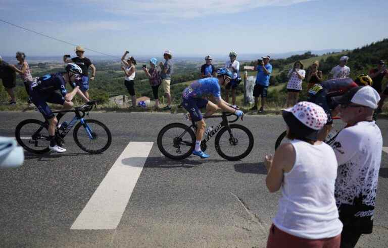 Hugo Houle signs a bang during the 13th stage of the Tour de France