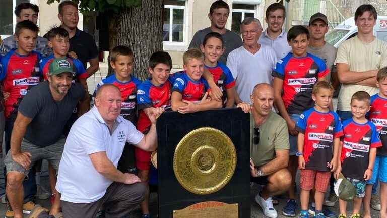 IN PICTURES – Philippe Saint-André brings the Shield of Brennus home to La Chapelle-en-Vercors