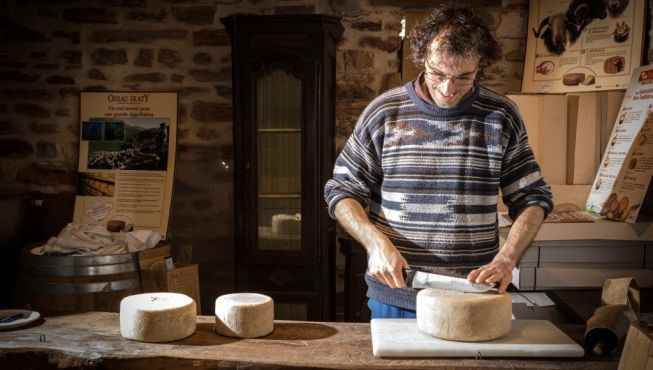 In Angous, the Erbin brothers welcome you to the Serbelle farm with their sheep cheeses.