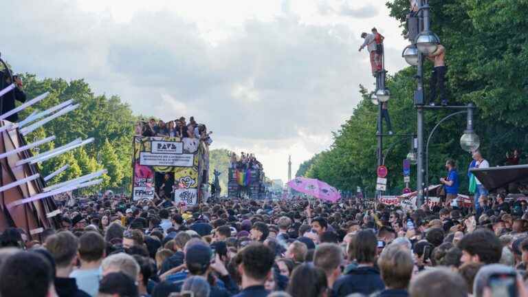 In Berlin, thousands of people parade to the sound of techno for a “Rave the planet”, little sister of the mythical Love Parade