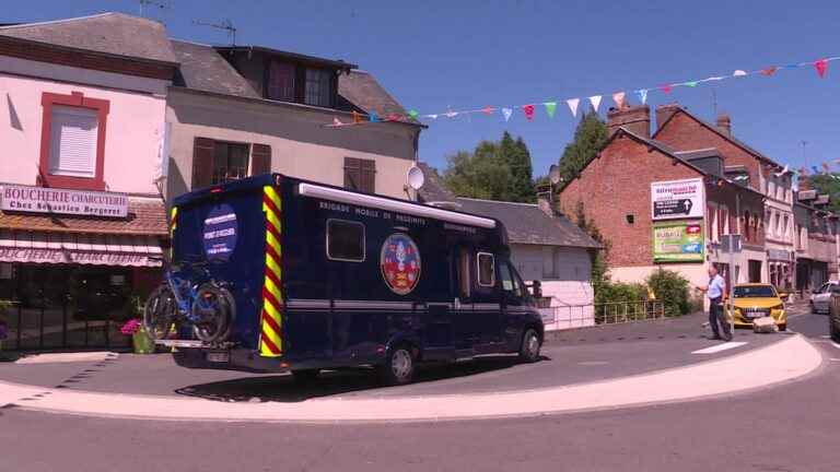 In Calvados, a mobile brigade of gendarmes meets the inhabitants