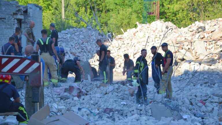 In Chassiv Yar, the difficult search after the bombing of a building